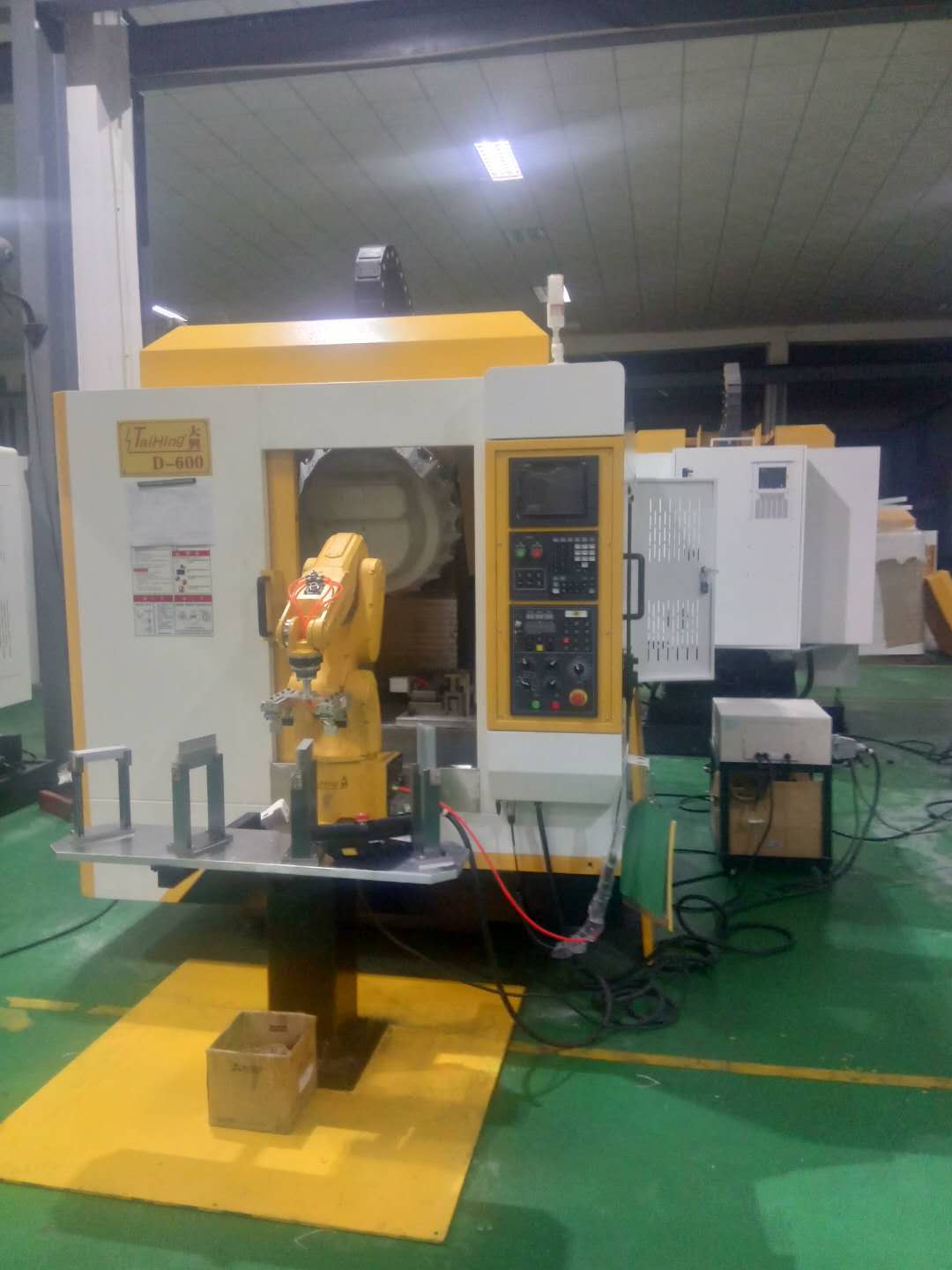 高速钻孔攻牙机D-600 (带机械手，全自动上下料）